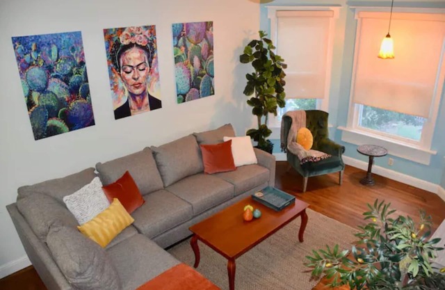 Artsy Victorian by Downtown 3B2B w/Parking & Wifi