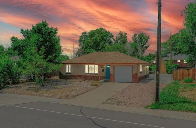Arvada 2 King Bed, Updated Private Light Rail Yard
