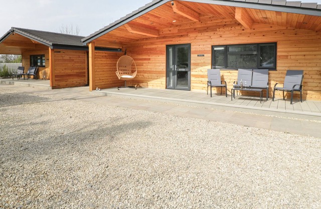 ASHFORD, pet friendly, with a garden in Churchill, Somerset