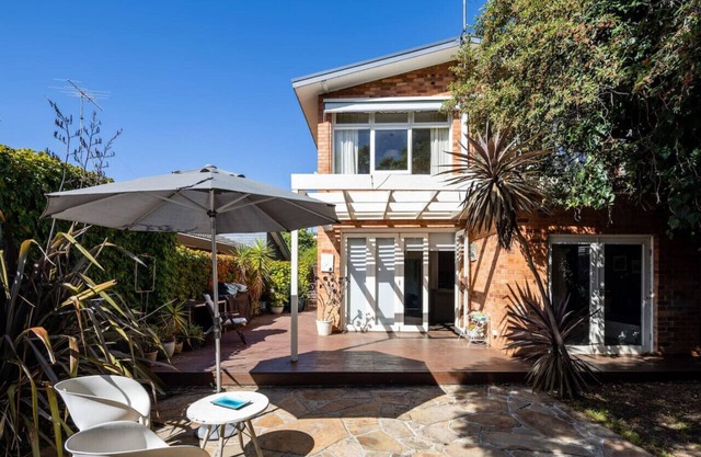 Asling · Superb Location - 1 min walk to shops & train