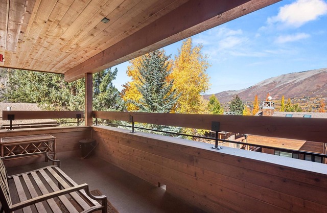 Aspen Condo 1.5 Blocks to Town. Sleeping Den w/Sofa Bed, 3 Full Baths, Gas FP, Balcony. Pool & HT
