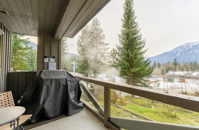Aspens #110 Prime Ski-in Ski-out Location! Pool, Hot tubs, BBQ, sleeps 4