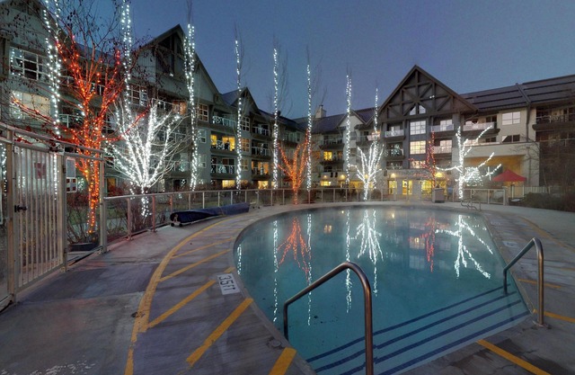 Aspens #335 Prime Ski-in Ski-out Location! Pool, Hot tubs, BBQ, sleeps 4