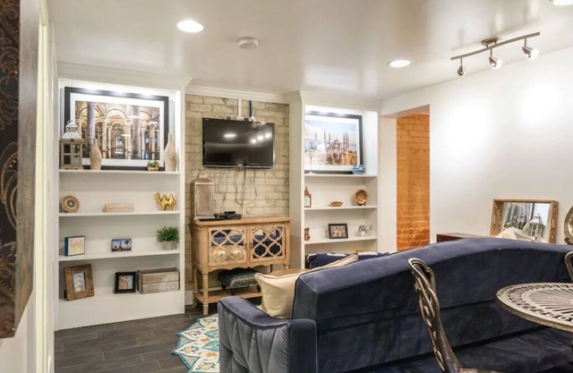 Aspenwood Manor- Elegant Turkish Retreat -New BASEMENT apt!
