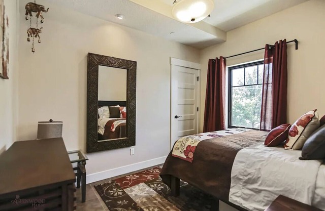 Aspenwood Manor- Luxury Thai-inspired 3bed/2ba Condo downtown!