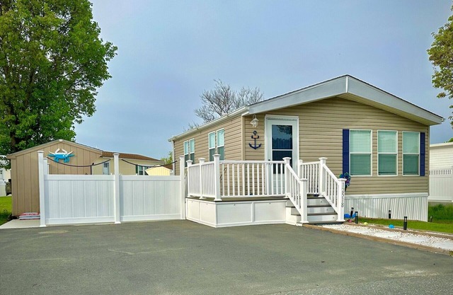 Assateague Pointe 2 br/1 ba 2 outdoor pools -in WOC.