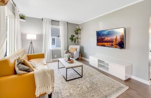 Astounding 💜 The City's Best Home - Sleeps 10