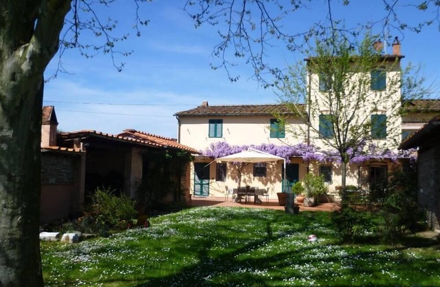 At 5 minutes from the Walls of Lucca and 10 from historic villas, the house is part of an ancient court completely renovated with courtyard, large garden