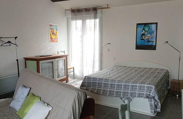 At the foot of the Ile d'Oléron, large studio with courtyard and bicycles.