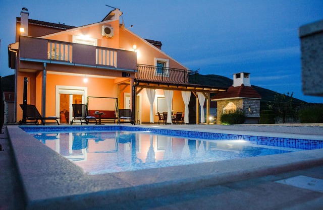 At the foot of the Svilaja Mountains welcomes you this beautiful vacation home with swimming pool.