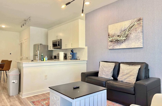 ATL Condo with King Bed! Free Street Parking!