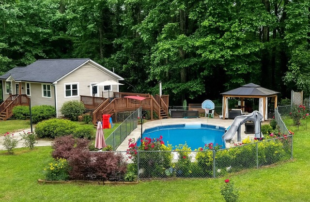 Atlanta Pool Home Near Airport, Attractions & Downtown 8 guests 4 Bedroom 2 Bath