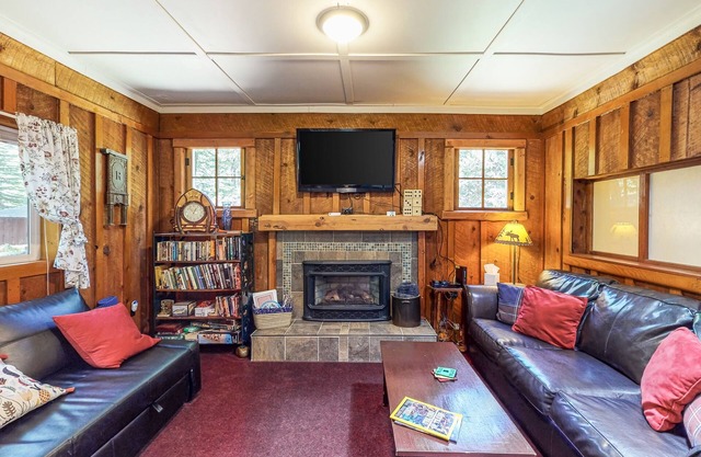 Atmospheric Cabin w/Fireplace, Lovely Forest Setting & WiFi - Close to the Lake