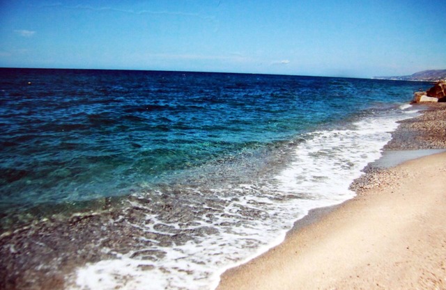 Attic apartment directly by the sea with large terrace incl. air conditioning