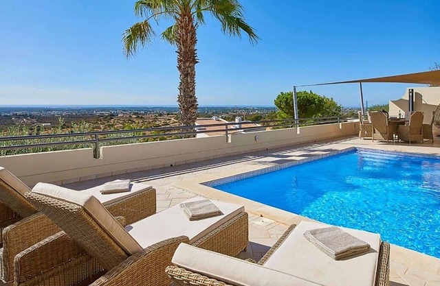 Attractive Villa, A/C, South Facing Terrace, Private Pool, Sea Views close to Santa Barbara de Nexe!