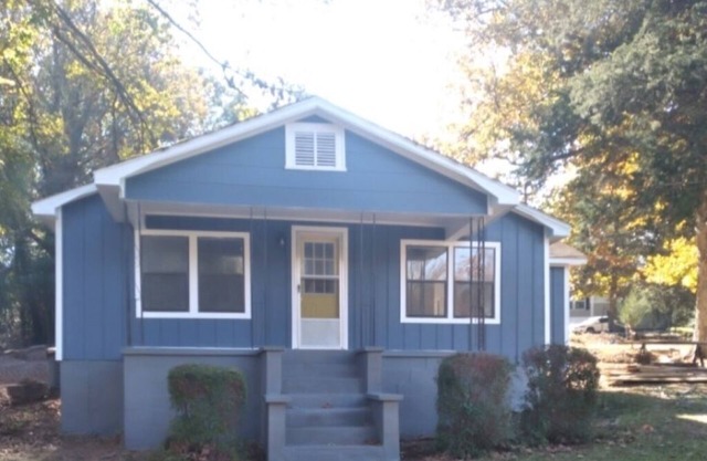Attractive 2-bedroom, 1 & 1/2 bathroom house in Grove Hill w/WiFi and AC