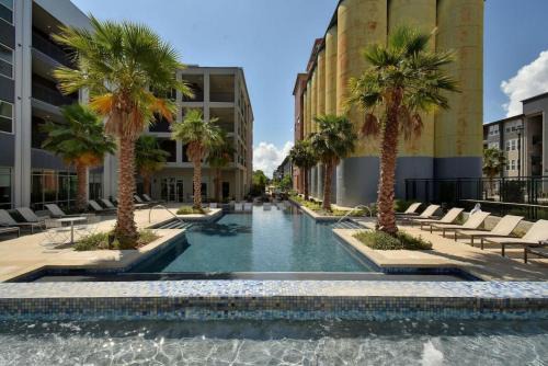 Attractive Cozy Studio Near Downtown Pool Gym