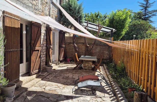 Attractive T3 refurbished in an old stone house.