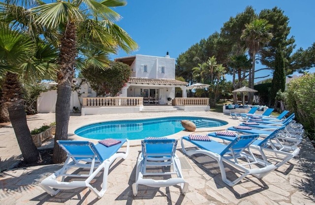 Attractive Villa with A/C, WiFi, Private HEATED POOL only 250m from the Idyllic Cala Serena Beach!