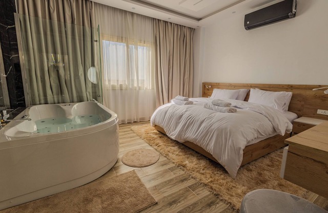 AUC Jacuzzi, Chic + Cozy Retreat with WiFi, AC