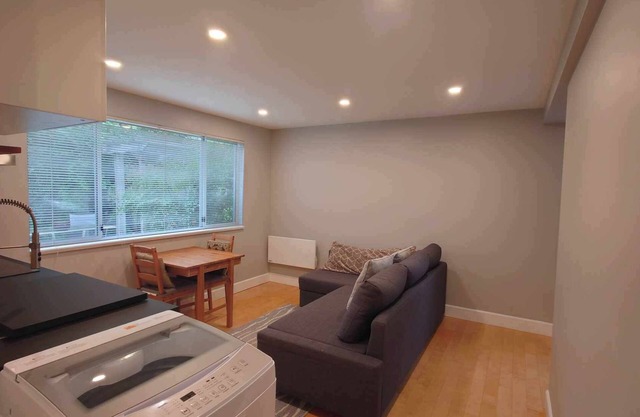 Aura Garden: Cozy Retreat 5 minutes from the heart of lower Gibsons and trails.