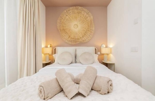 Aurora Stays by Charming VIII, Apartment for 4 with free parking