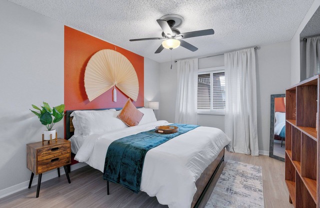 Austin Elegance Mins to UT, Downtown & Attractions - King Bed, Balcony,