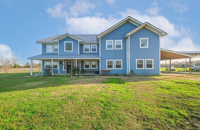 Austin Estate - Spacious home sleeps 24 in charming Bellville with a pool.