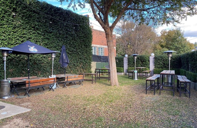 Australian Hotel Young