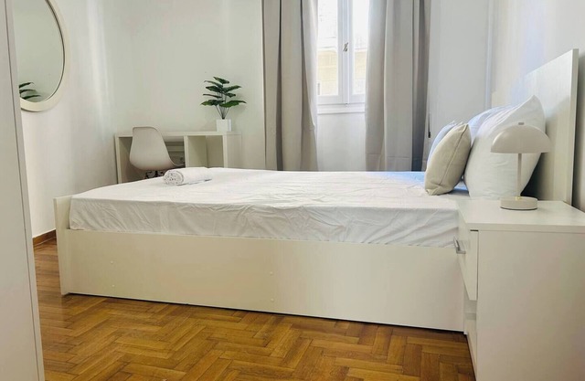 Authentic 4 Bd Athenian Apartment in Kipseli