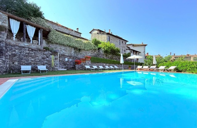 Authentic Tuscan hamlet with private infinity pool. 25 kilometers from Florence