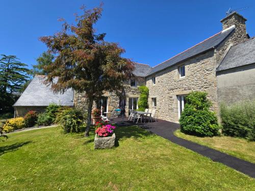 Authentique maison bretonne avec jardin fleuri