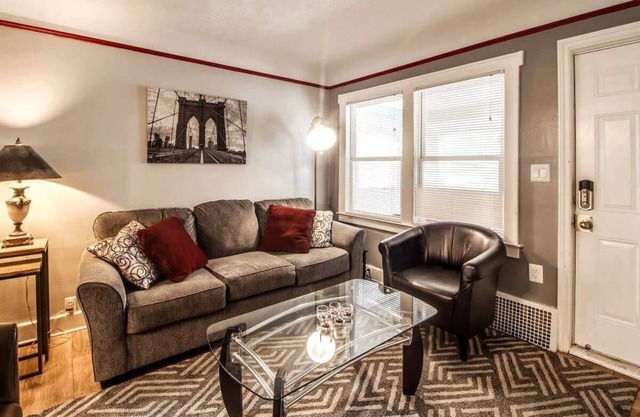 AutoManiac spot in the heart of Pontiac/3 beds 2 baths