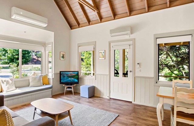 AUTUMN ABODE COTTAGES - TWO: Bright