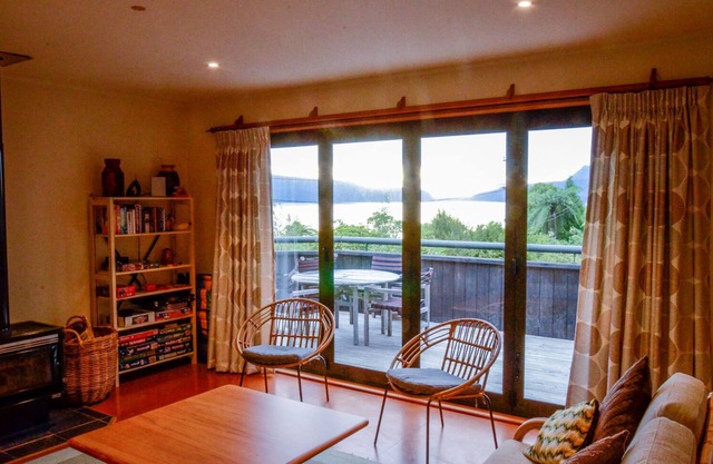 AVAILABLE 25-29 Oct and 22-26 DecnnStunning views – a lake house for all seasons