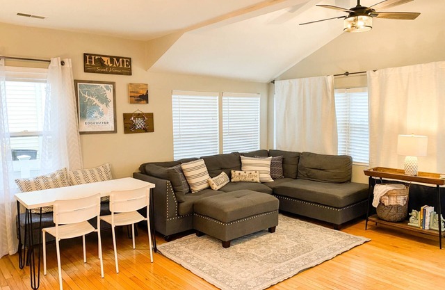 Available for CW 2025 Family and Pet-friendly Edgewater cottage with hot tub in waterfront community