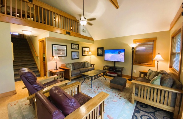 Avalon Guest Lodge 3102 Entire House. Sleeps 9