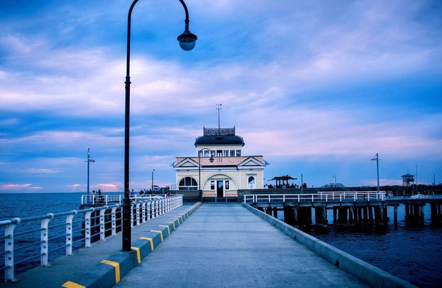 Aviary Walk. Super Size & Interior + Beach, Park, Lake, Shops & Cafes.