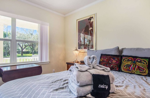 Avocado · Elegant Retreat Close to Beach & Arts District