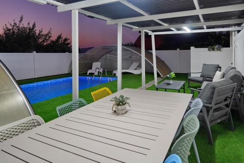 Avraham - בקתות מעל הואדי