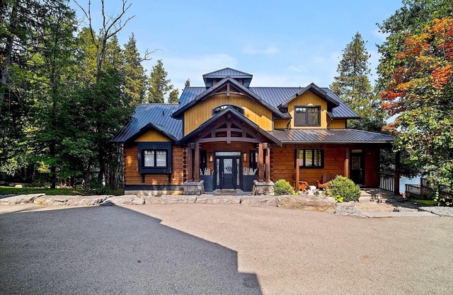 Award-Winning Luxury Waterfront Log Home Retreat!