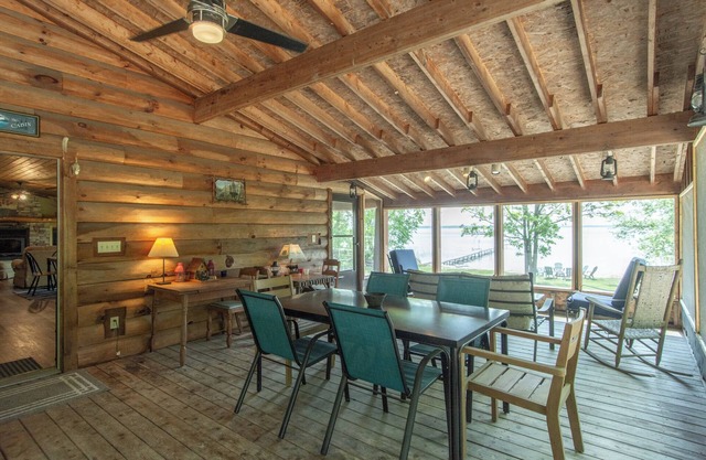 Awesome 3 Bedroom Cabin with Spectacular Lake View!
