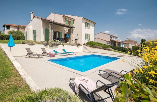Awesome home in Baredine