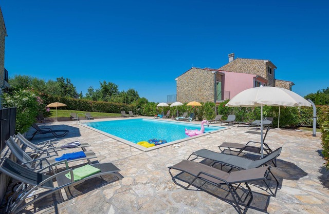 Awesome home in Baredine with WiFi