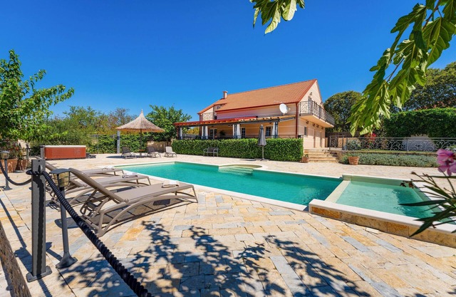 Awesome home in Kakma