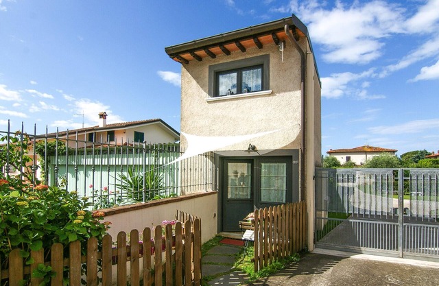 Awesome home in Querceta with WiFi