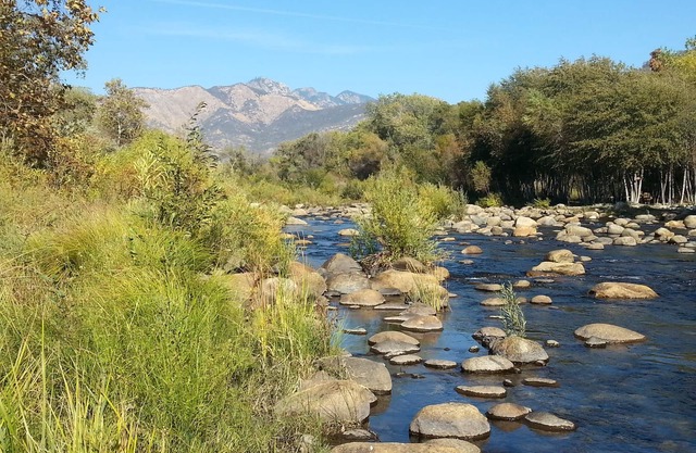Awesome house & Kaweah River access and 5 miles to Sequoia Park