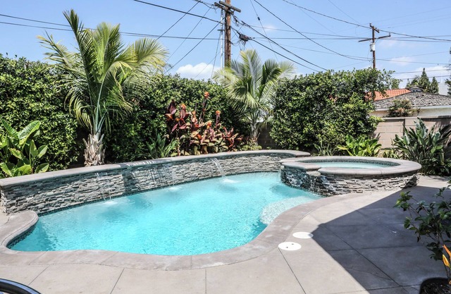 Awesome Pool/Jac Home; 2 Ensuites;1/4 Mi Walk2Disney