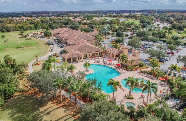 Awesome Views. 2 BR Condo in Riverstrand Golf Resort