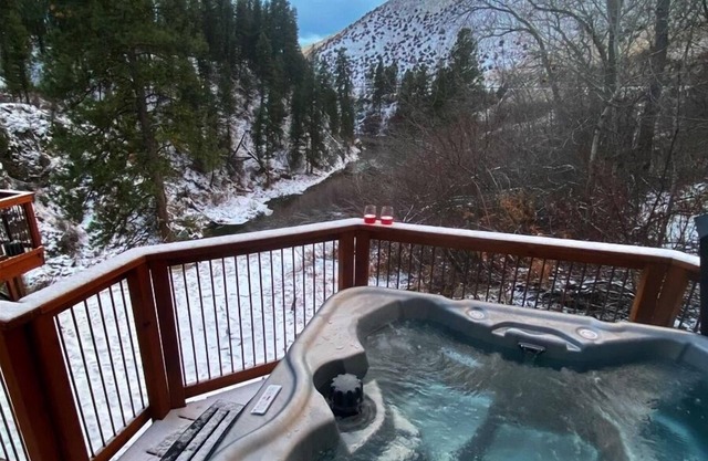 Awesome Views of the Southfork Payette, Hot Tub and Room to Roam